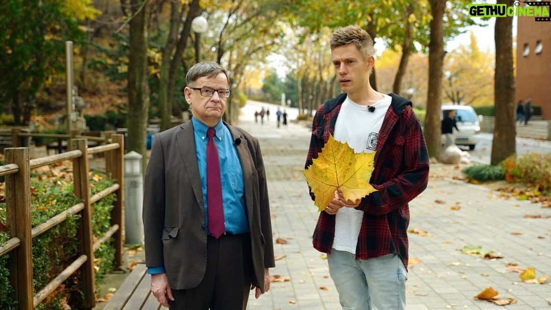 Yury Dud Instagram - Как живут в Северной Корее? Как там выглядит интернет? Откуда взялись северокорейские хакеры? Сколько стоят квартиры в Пхеньяне? Как именно люди сбегают в другие страны? Есть ли в КНДР асфальтированные дороги и пляжи? Скармливают ли провинившихся генералов собакам? Все и правда должны каждый день протирать домашние портреты вождей? Ким Чен Ын – феминист? Мы слетали в Сеул и поговорили с Андреем Ланьковым, одним из главных в мире специалистов по Северной Корее, и он объяснил нам, где здесь миф, а где – правда. Десятки стыдных вопросов про КНДР – по ссылке в профиле. 18+ НАСТОЯЩИЙ МАТЕРИАЛ ПРОИЗВЕДЕН, РАСПРОСТРАНЕН ИНОСТРАННЫМ АГЕНТОМ ДУДЕМ ЮРИЕМ АЛЕКСАНДРОВИЧЕМ