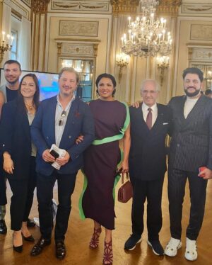 Yusif Eyvazov Instagram - Presentation season 23/24 of @teatroallascala in Vienna ❤️😍 so wonderful seeing friends and colleagues ❤️🥰
@anna_netrebko_yusi_tiago @dmitry_korchak_official @eleonora_buratto @dominique.meyer @andrecomploi @mattia.olivieri.baritono @mariambattistelli 

Презентация нового сезона @teatroallascala 23/24 в Вене ❤️🥰