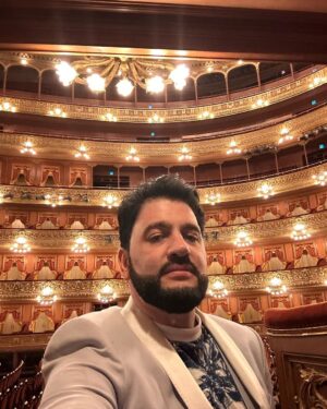 Yusif Eyvazov Instagram - Thank you Teatro Colon ❤️ 🇦🇷 we love you, see you next year 🤩❤️
@anna_netrebko_yusi_tiago @fabianvelozz j.telerman @_augusto_techera @giacomosagripanticonductor @annelaureg1980 @roxanegrizon @operalesya 

Спасибо чудесной Аргентине 🇦🇷 и неповторимому Театру Колон ❤️🇦🇷 до встречи в следующем сезоне ❤️
