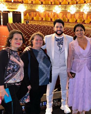 Yusif Eyvazov Instagram - Thank you Teatro Colon ❤️ 🇦🇷 we love you, see you next year 🤩❤️
@anna_netrebko_yusi_tiago @fabianvelozz j.telerman @_augusto_techera @giacomosagripanticonductor @annelaureg1980 @roxanegrizon @operalesya 

Спасибо чудесной Аргентине 🇦🇷 и неповторимому Театру Колон ❤️🇦🇷 до встречи в следующем сезоне ❤️