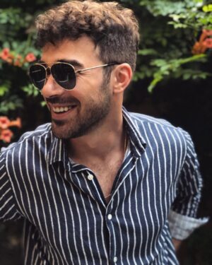 Yusuf Çim Instagram - Bayram kapıda 🥳 Sevdiklerinize hediye önerisi isterseniz  @atasunoptik ile birlikte hazırladığımız koleksiyonda  harika parçalar var, mutlaka göz atın derim 🧡 #BuBenimBakışım #HerBakışta #işbirliği