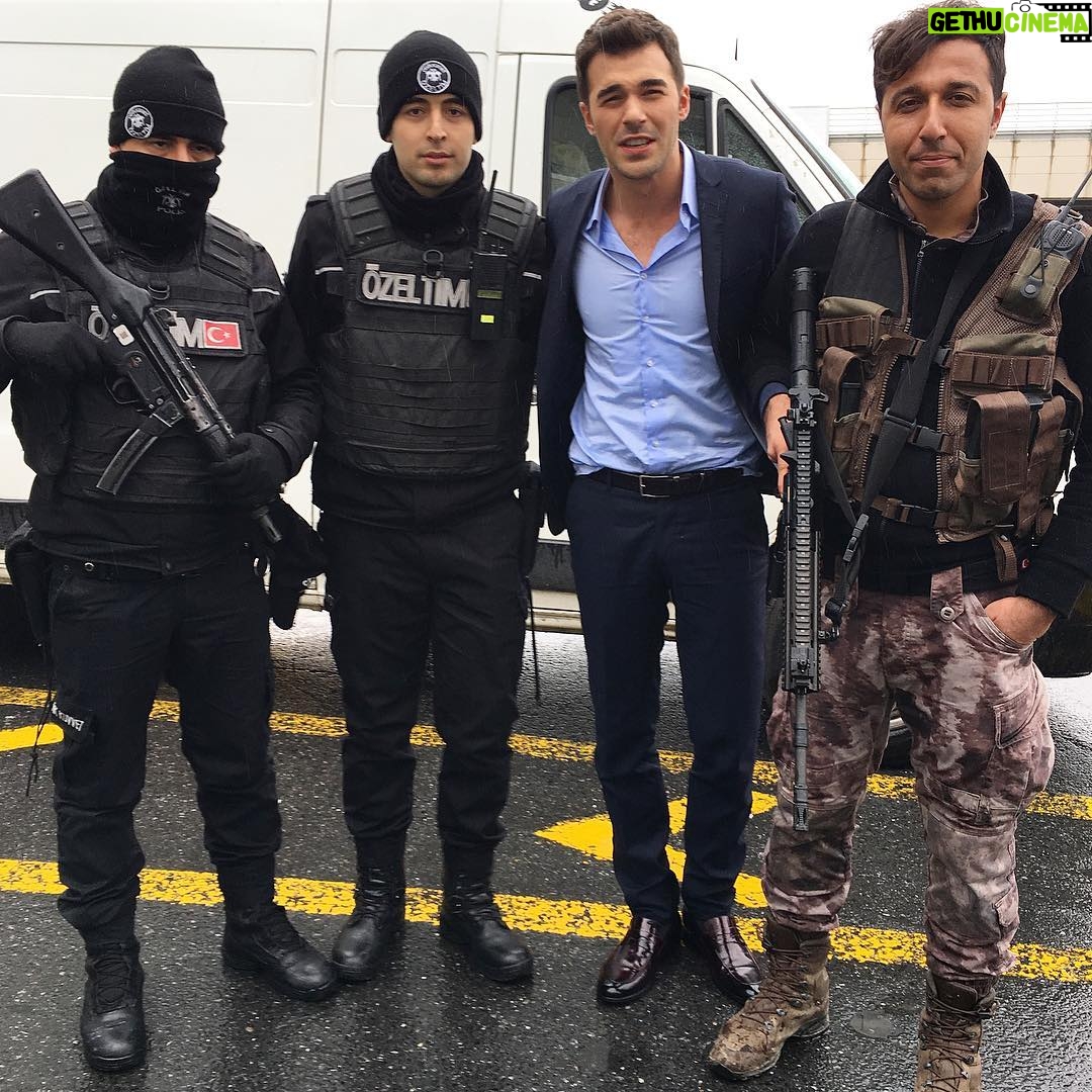 Yusuf Çim Instagram - Onlarla fotoğraf çektirdiğim için inanılmaz mutlu oldum..Yanyana olma onlarla kucaklaşma vakti.. #cevikkuvvet #özelharekat #polisiminyanındayım