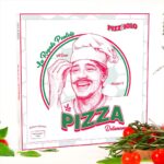 Yvick Letexier Instagram - ELLES SONT LÀ ! Mes 2 nouvelles pizzas sont désormais dans ton supermarché Carrefour, Auchan ou Leclerc le plus proche ! 2 nouvelles saveurs : BOLO DI MOZZA et la VÉGÉTARIENO, deux classiques 100% DELAMAMA Et c’est pas tout, à l’occasion de la Copa Di Mondo ⚽️ Retrouve des boîtes inédites en édition limitée spécialement en hommage à ce sport qui a bercé l’enfance de Kévino Delamama. D’autres surprises arrivent, mais en attendant, on se retrouve au rayon surgelé. Ah oui, et clique sur le lien dans ma bio, pour y découvrir le spot publicitaire 🍕 Pizzament votre, Kévino. Paris, France