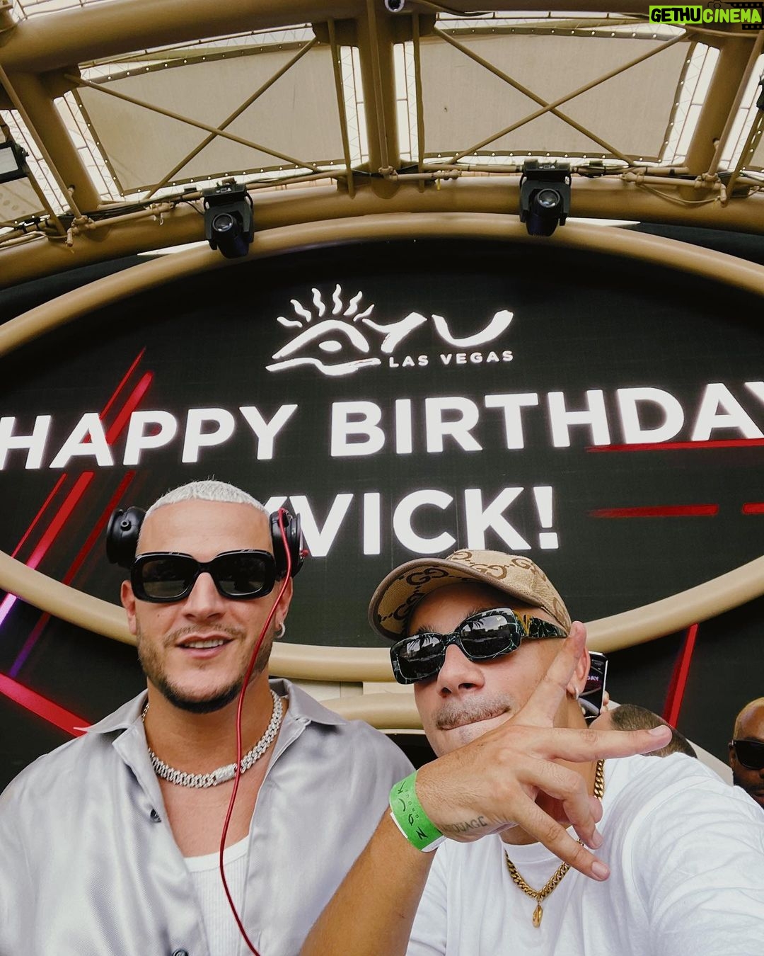 Yvick Letexier Instagram - Quel anniversaire de fou furieux (c’était il y a une semaine je viens à peine de redescendre) Merci @djsnake d’avoir permit à Vegas de connaître mes talents de DJ, pour tout booking, voyez directement avec lui (c’est 150k minimum). Et merci pour tous vos messages ❤️ Las Vegas, Nevada
