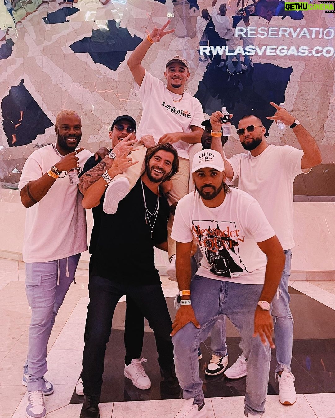 Yvick Letexier Instagram - Quel anniversaire de fou furieux (c’était il y a une semaine je viens à peine de redescendre) Merci @djsnake d’avoir permit à Vegas de connaître mes talents de DJ, pour tout booking, voyez directement avec lui (c’est 150k minimum). Et merci pour tous vos messages ❤️ Las Vegas, Nevada
