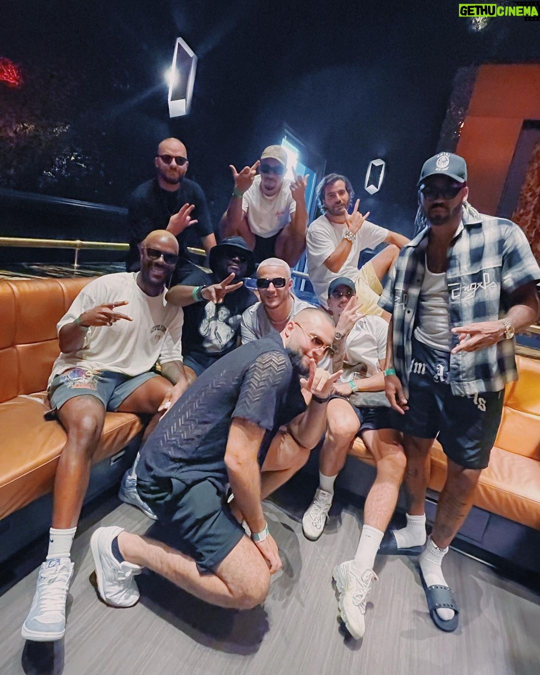Yvick Letexier Instagram - Quel anniversaire de fou furieux (c’était il y a une semaine je viens à peine de redescendre) Merci @djsnake d’avoir permit à Vegas de connaître mes talents de DJ, pour tout booking, voyez directement avec lui (c’est 150k minimum). Et merci pour tous vos messages ❤️ Las Vegas, Nevada