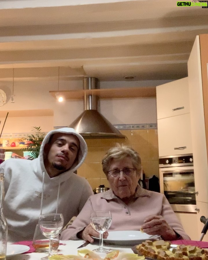 Yvick Letexier Instagram - FACETIME est désormais SINGLE D’OR 📀🏆❤️🔥. Un titre extrêmement symbolique pour moi et ma famille. Le voir aujourd’hui certifié, c’est la meilleure des récompenses. Merci à vous, merci mémé ❤️