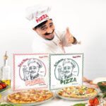 Yvick Letexier Instagram - ELLES SONT LÀ ! Mes 2 nouvelles pizzas sont désormais dans ton supermarché Carrefour, Auchan ou Leclerc le plus proche ! 2 nouvelles saveurs : BOLO DI MOZZA et la VÉGÉTARIENO, deux classiques 100% DELAMAMA Et c’est pas tout, à l’occasion de la Copa Di Mondo ⚽️ Retrouve des boîtes inédites en édition limitée spécialement en hommage à ce sport qui a bercé l’enfance de Kévino Delamama. D’autres surprises arrivent, mais en attendant, on se retrouve au rayon surgelé. Ah oui, et clique sur le lien dans ma bio, pour y découvrir le spot publicitaire 🍕 Pizzament votre, Kévino. Paris, France