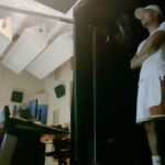 Yvick Letexier Instagram - J’AURAI MA VOIX DANS SPACE JAM : NOUVELLE ÈRE ! @warnerbrosfr m’a contacté pour que je double un des membres de la Goon Squad qui n’est autre que Anthony Davis. Vous connaissez mon amour pour ce film, et faire partie du casting vocal du 2, c’est clairement un rêve de gosse. J’étais comme un dingue pendant tout l’enregistrement. Genre maintenant Anthony Davis sa voix française bah c’est moi allez bonsoir. Donc, rendez-vous le 21 juillet pour entendre ma grosse voix de monstre à sourcils durs. Paris, France