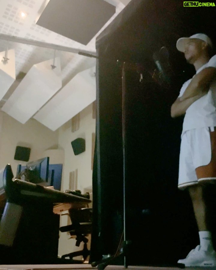 Yvick Letexier Instagram - J’AURAI MA VOIX DANS SPACE JAM : NOUVELLE ÈRE ! @warnerbrosfr m’a contacté pour que je double un des membres de la Goon Squad qui n’est autre que Anthony Davis. Vous connaissez mon amour pour ce film, et faire partie du casting vocal du 2, c’est clairement un rêve de gosse. J’étais comme un dingue pendant tout l’enregistrement. Genre maintenant Anthony Davis sa voix française bah c’est moi allez bonsoir. Donc, rendez-vous le 21 juillet pour entendre ma grosse voix de monstre à sourcils durs. Paris, France