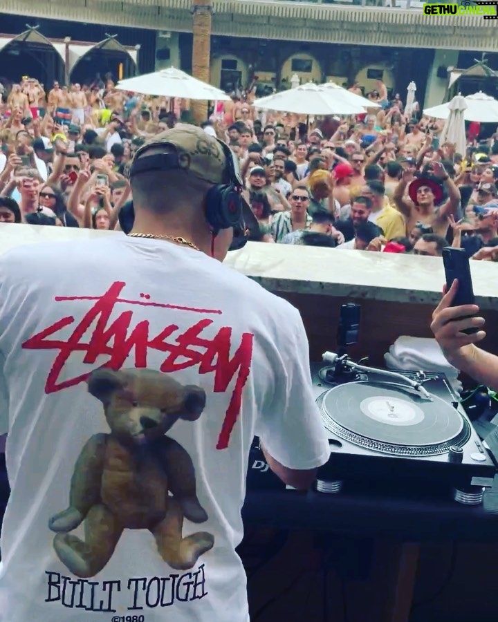 Yvick Letexier Instagram - Quel anniversaire de fou furieux (c’était il y a une semaine je viens à peine de redescendre) Merci @djsnake d’avoir permit à Vegas de connaître mes talents de DJ, pour tout booking, voyez directement avec lui (c’est 150k minimum). Et merci pour tous vos messages ❤️ Las Vegas, Nevada