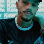 Yvick Letexier Instagram - Très heureux de vous présenter ma toute première collection capsule Keneth en collaboration avec Hummel et dispo chez Courir à partir de demain. Dessiné par @dricetea et moi-même 👀// 🎥 by @jesuisph #Keneth #VenkonMensa #Hummel #Courir // Models : @og.mujer et @gadouog