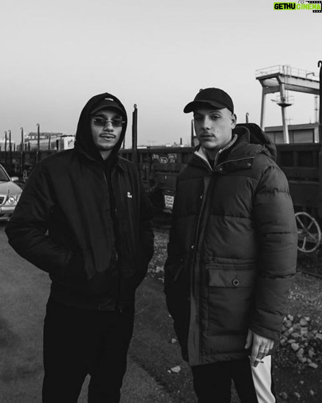 Yvick Letexier Instagram - JAMAIS EST SINGLE DE DIAMANT 💎. La boucle est bouclée. Merci mon frère @plkpb merci mon sang @tortoz_ @karmenr0se merci broza @geronimobeats ❤️ mais surtout merci à vous 🔥❤️❤️❤️ 📸 @cestpasunfilm_