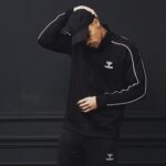 Yvick Letexier Instagram - J’apprécie la douceur et l’audace d’une collection propre, robuste et calfeutrée. C’est le cas de la SS20 proposée par @hummel_fr / @hummel_hive et dispo chez @courir #JaiRarementVuAussiBeauModelPhoto #PlaisirDesYeux #TuVeuxUnCafe #DetenirLeDripFaitPartieIntegranteDeMonLifestyle #JadoreDripper #ToutCommeJadoreFlexerEnCompagnieDeMesHomies #TuVeuxTuTesterMonSqua #JeNeCroisPas #AlorsResteBienCalmeJaiEnMaPossessionPlusieursCalibresEnProvenanceDuKoweit #AsTuDejaVisiteLeKoweit #AlorsPourquoiTuJuges #VoilaJePenseQuonSestToutDit #MaisLaProchaineFoisReflechisBienAvantDeJugerUnPays #PetitConVa #UnCafeAllongeOuNormal #JaiQueDuDeca #Cheh