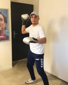 Yvick Letexier Instagram - Confinement ou pas, la pratique du sport (de combat) continue // @lekemar merci pour les exos