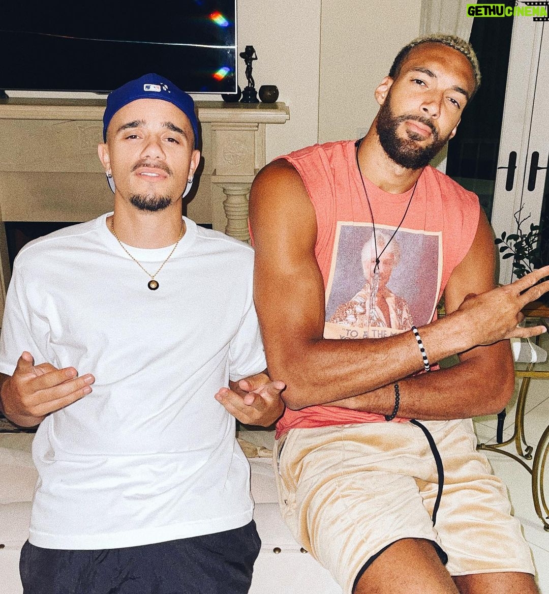 Yvick Letexier Instagram - Je me suis assis pour la photo histoire qu’on soit à la même taille @rudygobert27 (j’ai toujours pas ma valise) Los Angeles, California
