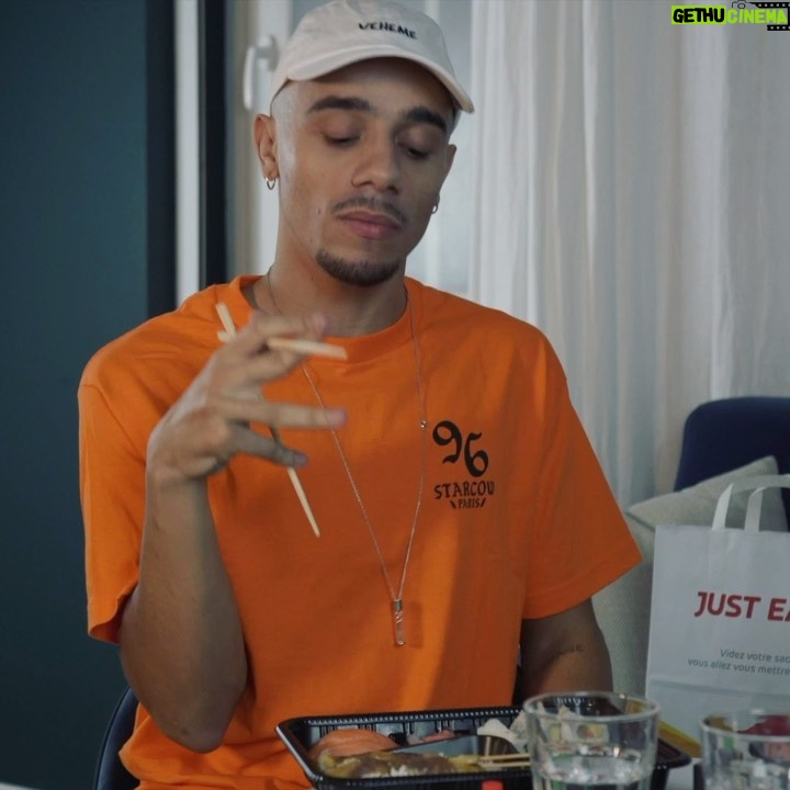 Yvick Letexier Instagram - Quand tu sais pas manger avec des baguettes // La suite est à retrouver sur la page de @justeatfr #justeatfr #cestmoiquicommande