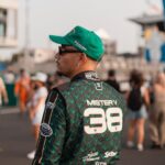 Yvick Letexier Instagram - Je n’ai pas assez de mots dans mon vocabulaire pour décrire toute l’émotion ressentie au cours de cet évènement. Le @gp_explorer est sans doute rentré dans le top 3 des plus folles expériences de ma vie. Je n’étais pas forcément coutumier des sports auto, je ne roule pas forcément très vite sur le boulevard périphérique parisien, je préfère boire que conduire, et pourtant me voici devenu le temps d’une journée un pilote qui court sur le mythique circuit du Mans. Alors pour tout ça, merci @xsqueezie et toutes ses équipes chez @bump_fr / @gp_explorer qui ont fait un taff de foufou depuis un an. Merci à la FFSA (Pierre, Gilbert, Christophe) qui nous ont appris à conduire des engins non homologués sur la rocade en un temps record. Merci à tous les mécanos, les ingés, les commissaires de pistes, et tous les gens réunis pour que ce spectacle ait lieu dans la sécurité et dans le respect des règles du sport auto (mon équipe sûre Fred x2, Thomas et Gwen). Bravo à tous mes homologues pilotes d’une journée avec qui j’ai passé des moments dingues. De très belles rencontres qui annoncent de belles collaborations pour la suite, pour sûr. S/o tout particulier à mon équipe composée des frérots @theojuice_ @faidhadji @fabienfaure @lonymoon.rose @louis.gtr_ @florapouillet Un grand merci également à @aurelienpanis qui m’a coaché et prêté son simu perso 😍🏎️ Évidemment grosse force à @maxime.biaggi et @allonsrider 💚 Mais surtout merci à vous, sur place comme à distance, d’avoir envoyé autant d’amour. Ça fait du bien au niveau du coeur situé dans mon corps ❤️ Yvick aka Mister Vitesse aka Mister VVIIème place aka Michel Vaillant aka Mister Vroum 🔥 @gp_explorer 🏎️💚💛🖤 Le Mans Circuit Bugatti