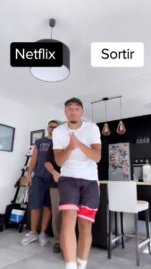 Yvick Letexier Instagram - Petit challenge à la mode pour vous la commu j’espère que vous kiffez l’influence que je propose avec ce concept tout nouveau issu de l’application TikTok