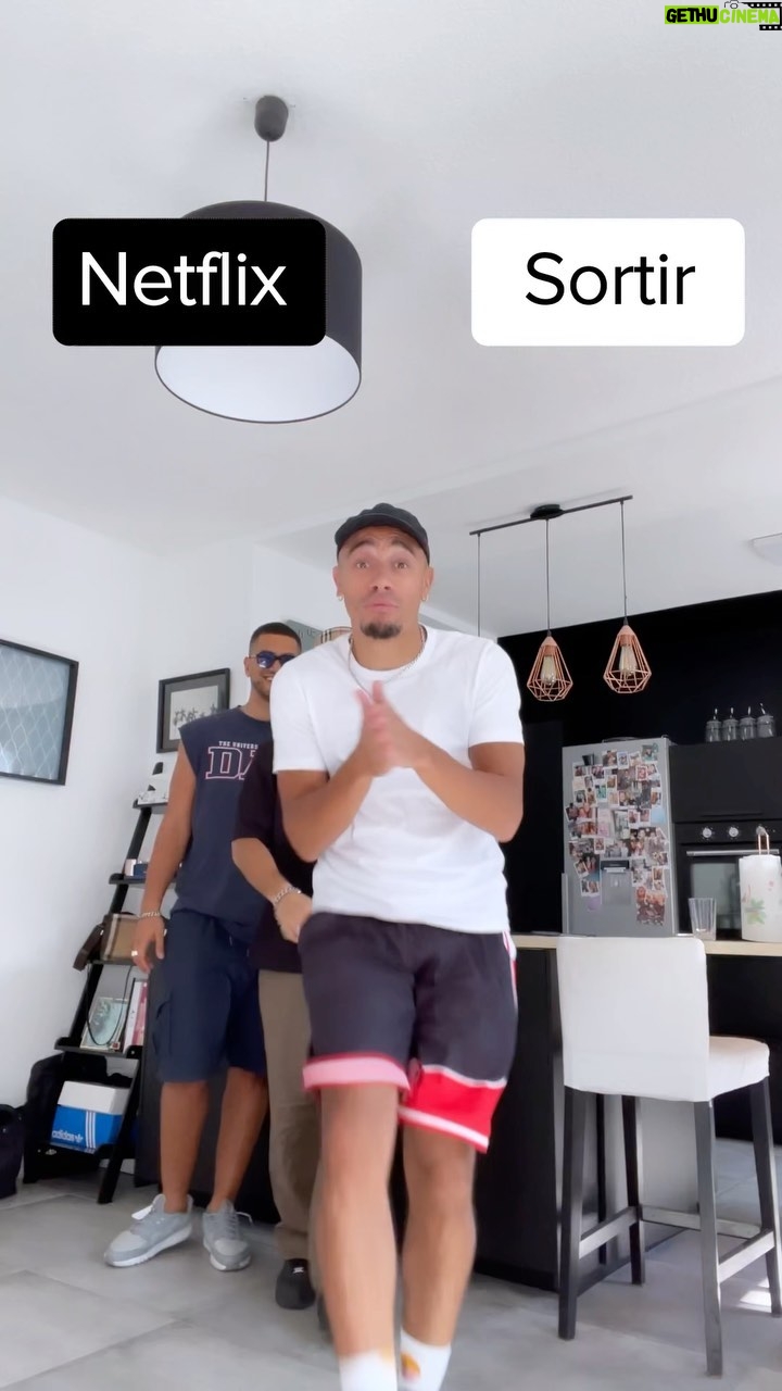 Yvick Letexier Instagram - Petit challenge à la mode pour vous la commu j’espère que vous kiffez l’influence que je propose avec ce concept tout nouveau issu de l’application TikTok