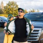 Yvick Letexier Instagram – Je n’ai pas assez de mots dans mon vocabulaire pour décrire toute l’émotion ressentie au cours de cet évènement. Le @gp_explorer est sans doute rentré dans le top 3 des plus folles expériences de ma vie.

Je n’étais pas forcément coutumier des sports auto, je ne roule pas forcément très vite sur le boulevard périphérique parisien, je préfère boire que conduire, et pourtant me voici devenu le temps d’une journée un pilote qui court sur le mythique circuit du Mans. 

Alors pour tout ça, merci @xsqueezie et toutes ses équipes chez @bump_fr / @gp_explorer qui ont fait un taff de foufou depuis un an. Merci à la FFSA (Pierre, Gilbert, Christophe) qui nous ont appris à conduire des engins non homologués sur la rocade en un temps record. Merci à tous les mécanos, les ingés, les commissaires de pistes, et tous les gens réunis pour que ce spectacle ait lieu dans la sécurité et dans le respect des règles du sport auto (mon équipe sûre Fred x2, Thomas et Gwen).

Bravo à tous mes homologues pilotes d’une journée avec qui j’ai passé des moments dingues. De très belles rencontres qui annoncent de belles collaborations pour la suite, pour sûr. 

S/o tout particulier à mon équipe composée des frérots @theojuice_ @faidhadji @fabienfaure @lonymoon.rose @louis.gtr_ @florapouillet 

Un grand merci également à @aurelienpanis qui m’a coaché et prêté son simu perso 😍🏎️

Évidemment grosse force à @maxime.biaggi et @allonsrider 💚

Mais surtout merci à vous, sur place comme à distance, d’avoir envoyé autant d’amour. Ça fait du bien au niveau du coeur situé dans mon corps ❤️

Yvick aka Mister Vitesse aka Mister VVIIème place aka Michel Vaillant aka Mister Vroum 🔥

@gp_explorer 🏎️💚💛🖤 Le Mans Circuit Bugatti