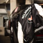 Yvick Letexier Instagram - J-1 avant le GP Explorer 2, la pression monte, un peu comme une voiture dans une montée par exemple 🚗 Alors on espère faire honneur à nos partenaires et notamment @schottnyc_europe avec qui nous sortons une collaboration exclusive spécialement pour le GP EXPLORER qui sera dispo uniquement SUR PLACE et en ÉDITION LIMITÉE. Des teddys de 3 colories ainsi que deux casquettes extrêmement douces re-designées main dans la main avec @schottnyc_europe et @dricetea Sur ce, je m’en vais pousser ma monoplace à plus de 400 km/h, qui est en soit ma vitesse de croisière, en voiture, de course, automobile, sur route. Yvick aka Mister Vitesse/Vetements 👖🏎️ 📸 @faidhadji Circuit Bugatti