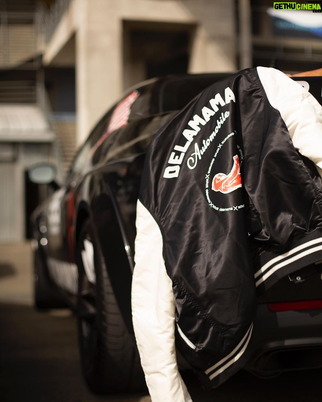 Yvick Letexier Instagram - J-1 avant le GP Explorer 2, la pression monte, un peu comme une voiture dans une montée par exemple 🚗 Alors on espère faire honneur à nos partenaires et notamment @schottnyc_europe avec qui nous sortons une collaboration exclusive spécialement pour le GP EXPLORER qui sera dispo uniquement SUR PLACE et en ÉDITION LIMITÉE. Des teddys de 3 colories ainsi que deux casquettes extrêmement douces re-designées main dans la main avec @schottnyc_europe et @dricetea Sur ce, je m’en vais pousser ma monoplace à plus de 400 km/h, qui est en soit ma vitesse de croisière, en voiture, de course, automobile, sur route. Yvick aka Mister Vitesse/Vetements 👖🏎️ 📸 @faidhadji Circuit Bugatti