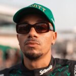 Yvick Letexier Instagram - J-1 avant le GP Explorer 2, la pression monte, un peu comme une voiture dans une montée par exemple 🚗 Alors on espère faire honneur à nos partenaires et notamment @schottnyc_europe avec qui nous sortons une collaboration exclusive spécialement pour le GP EXPLORER qui sera dispo uniquement SUR PLACE et en ÉDITION LIMITÉE. Des teddys de 3 colories ainsi que deux casquettes extrêmement douces re-designées main dans la main avec @schottnyc_europe et @dricetea Sur ce, je m’en vais pousser ma monoplace à plus de 400 km/h, qui est en soit ma vitesse de croisière, en voiture, de course, automobile, sur route. Yvick aka Mister Vitesse/Vetements 👖🏎️ 📸 @faidhadji Circuit Bugatti