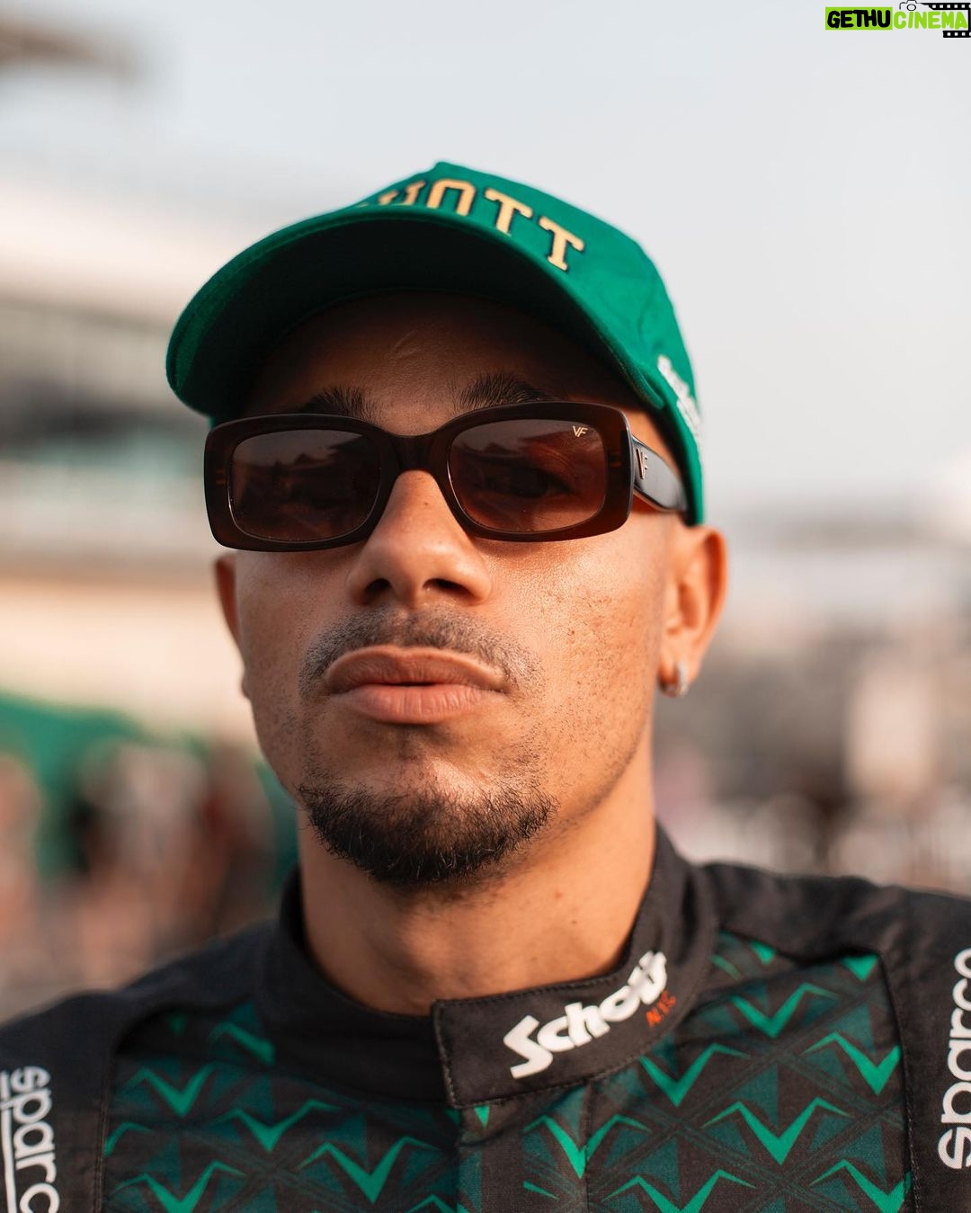 Yvick Letexier Instagram - J-1 avant le GP Explorer 2, la pression monte, un peu comme une voiture dans une montée par exemple 🚗 Alors on espère faire honneur à nos partenaires et notamment @schottnyc_europe avec qui nous sortons une collaboration exclusive spécialement pour le GP EXPLORER qui sera dispo uniquement SUR PLACE et en ÉDITION LIMITÉE. Des teddys de 3 colories ainsi que deux casquettes extrêmement douces re-designées main dans la main avec @schottnyc_europe et @dricetea Sur ce, je m’en vais pousser ma monoplace à plus de 400 km/h, qui est en soit ma vitesse de croisière, en voiture, de course, automobile, sur route. Yvick aka Mister Vitesse/Vetements 👖🏎️ 📸 @faidhadji Circuit Bugatti