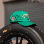 Yvick Letexier Instagram - J-1 avant le GP Explorer 2, la pression monte, un peu comme une voiture dans une montée par exemple 🚗 Alors on espère faire honneur à nos partenaires et notamment @schottnyc_europe avec qui nous sortons une collaboration exclusive spécialement pour le GP EXPLORER qui sera dispo uniquement SUR PLACE et en ÉDITION LIMITÉE. Des teddys de 3 colories ainsi que deux casquettes extrêmement douces re-designées main dans la main avec @schottnyc_europe et @dricetea Sur ce, je m’en vais pousser ma monoplace à plus de 400 km/h, qui est en soit ma vitesse de croisière, en voiture, de course, automobile, sur route. Yvick aka Mister Vitesse/Vetements 👖🏎️ 📸 @faidhadji Circuit Bugatti