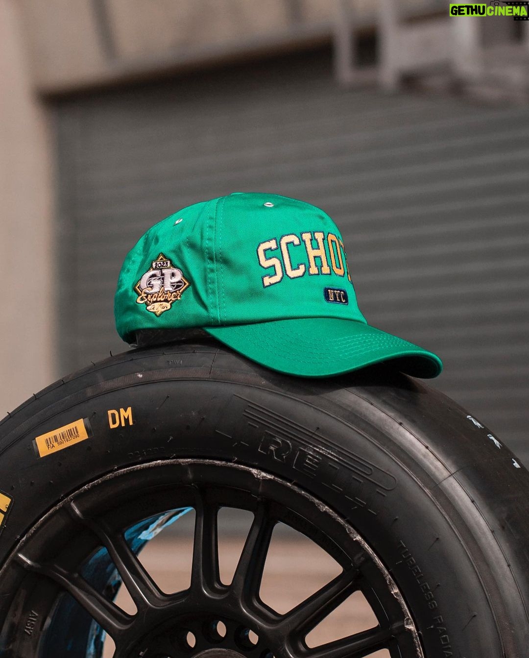 Yvick Letexier Instagram - J-1 avant le GP Explorer 2, la pression monte, un peu comme une voiture dans une montée par exemple 🚗 Alors on espère faire honneur à nos partenaires et notamment @schottnyc_europe avec qui nous sortons une collaboration exclusive spécialement pour le GP EXPLORER qui sera dispo uniquement SUR PLACE et en ÉDITION LIMITÉE. Des teddys de 3 colories ainsi que deux casquettes extrêmement douces re-designées main dans la main avec @schottnyc_europe et @dricetea Sur ce, je m’en vais pousser ma monoplace à plus de 400 km/h, qui est en soit ma vitesse de croisière, en voiture, de course, automobile, sur route. Yvick aka Mister Vitesse/Vetements 👖🏎️ 📸 @faidhadji Circuit Bugatti