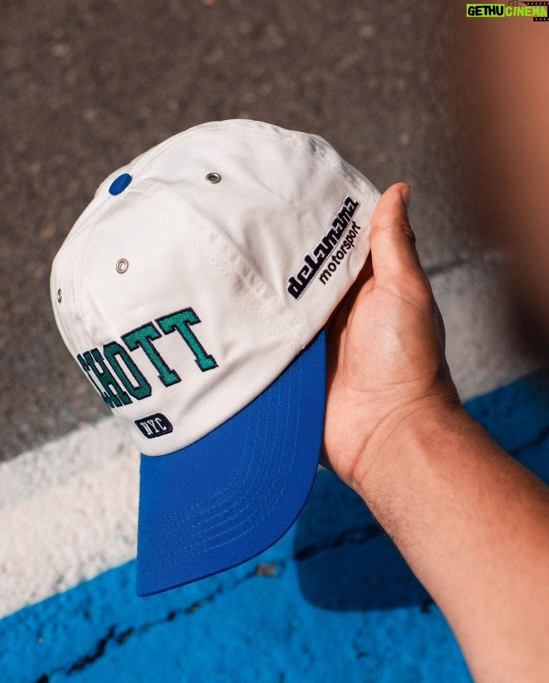 Yvick Letexier Instagram - J-1 avant le GP Explorer 2, la pression monte, un peu comme une voiture dans une montée par exemple 🚗 Alors on espère faire honneur à nos partenaires et notamment @schottnyc_europe avec qui nous sortons une collaboration exclusive spécialement pour le GP EXPLORER qui sera dispo uniquement SUR PLACE et en ÉDITION LIMITÉE. Des teddys de 3 colories ainsi que deux casquettes extrêmement douces re-designées main dans la main avec @schottnyc_europe et @dricetea Sur ce, je m’en vais pousser ma monoplace à plus de 400 km/h, qui est en soit ma vitesse de croisière, en voiture, de course, automobile, sur route. Yvick aka Mister Vitesse/Vetements 👖🏎️ 📸 @faidhadji Circuit Bugatti