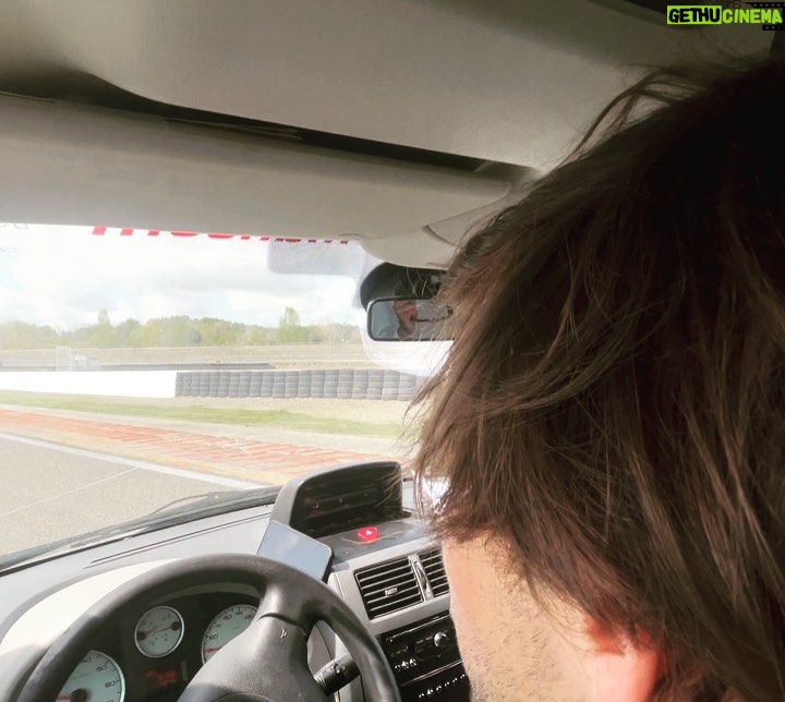 Yvick Letexier Instagram - Très heureux de faire parti de l’élite du pilotage automobile français en participant au GP EXPLORER 2 qui se déroulera le 9 septembre prochain sur le circuit du Mans et sera retransmis sur Twitch, cette phrase est longue. J’ai rarement montré cette facette de moi, mais je suis très très fort pour conduire des voitures … Je n’en dis pas + sinon vous n’allez pas regarder car vous serez convaincu de ma victoire, et ça c’est pas sport pour les autres (qui sont nuls). Je serai accompagné d’un autre pilote pro en la personne de @theojuice_ qui connait très bien les voitures, notamment les bleus. Je vous laisse, je dois faire un go fast. Yvick aka Mister Vitesse aka Mister Voiture aka Mister Victoire (et oui, tout était prévu d’avance) Grand merci à @xsqueezie pour l’invitation et à la FFSA de nous laisser pratiquer tout ça. 📸 @faidhadji @nicolaspaulmier @markerprod Le Mans Circuit Bugatti