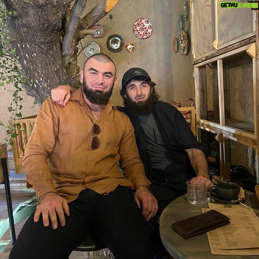 Zabit Magomedsharipov Instagram - Отлично выглядишь после 10 боев за год @vagab_vagabov_official
