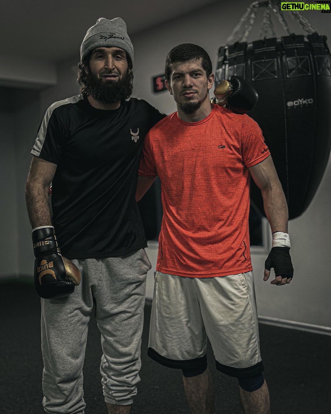 Zabit Magomedsharipov Instagram - Вы никогда не встретите ленивого Чемпиона! @shakhabas_makhmudov🥊 @bukaboxing