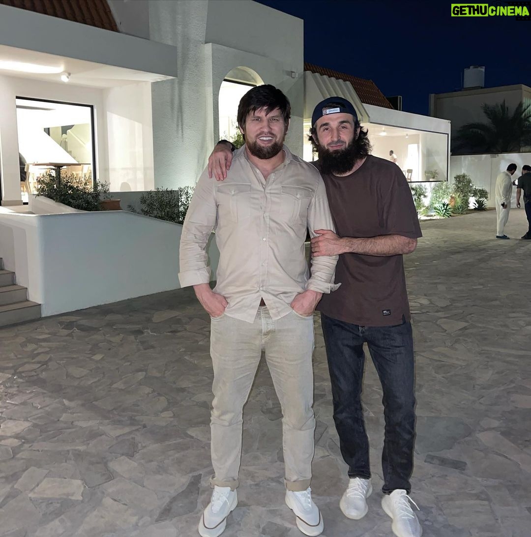 Zabit Magomedsharipov Instagram - В этот раз кому-то из нас повезло. Обошлось без спортзала))) @rashit_makhat Dubai, UAE