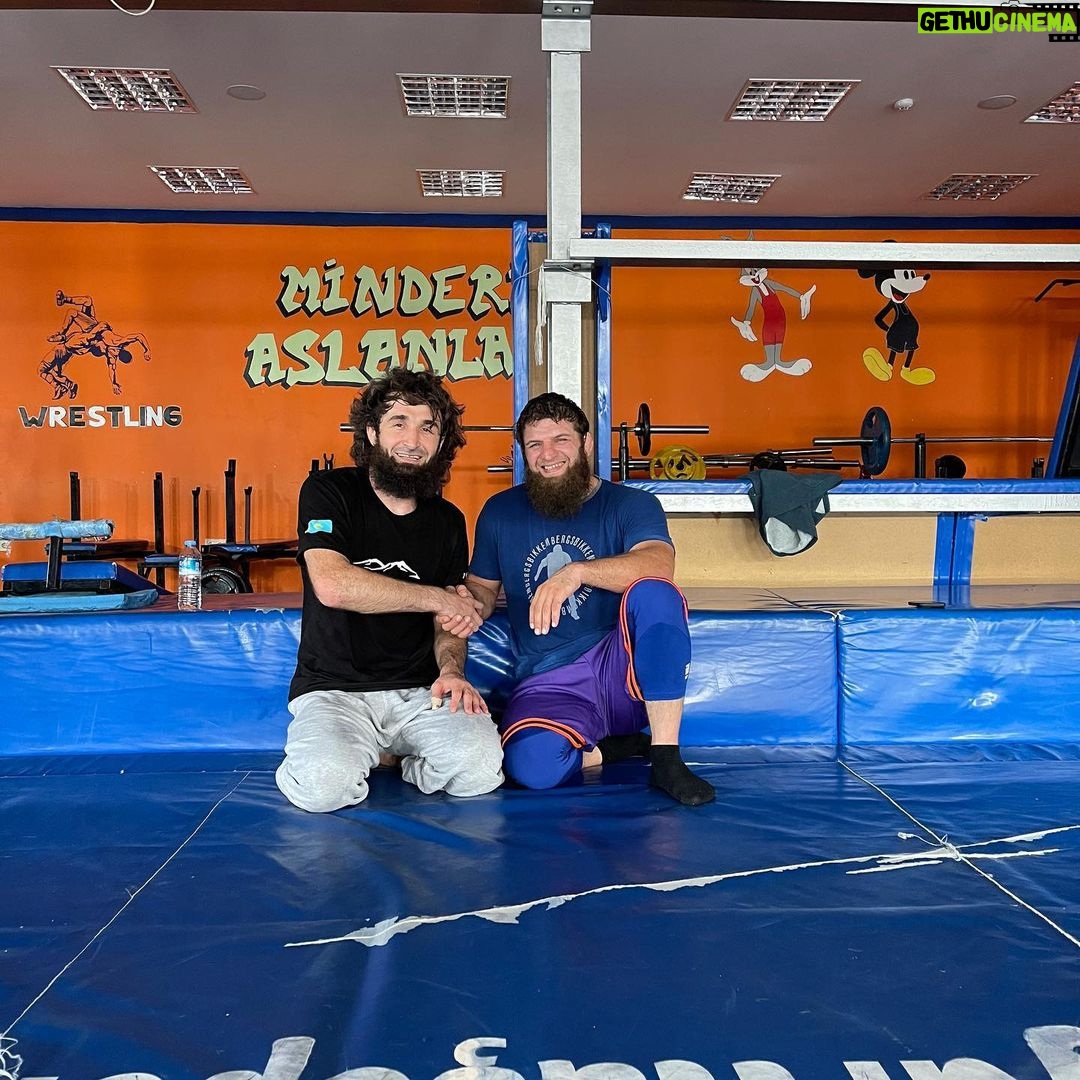 Zabit Magomedsharipov Instagram - Примирение после вчерашнего 🤝😁
