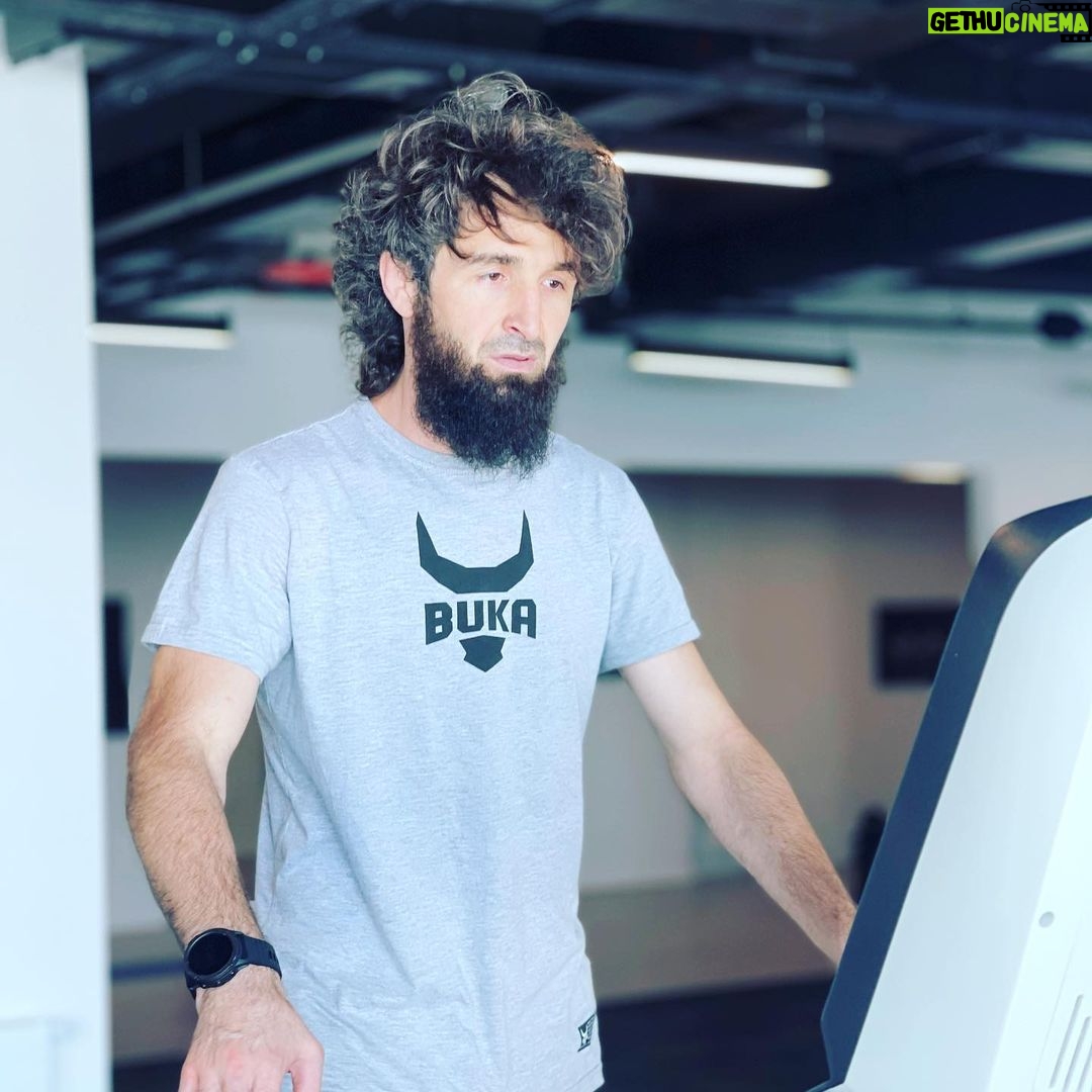 Zabit Magomedsharipov Instagram - Каждое утро начинается с пробежки🏃♂️ @bukaboxing