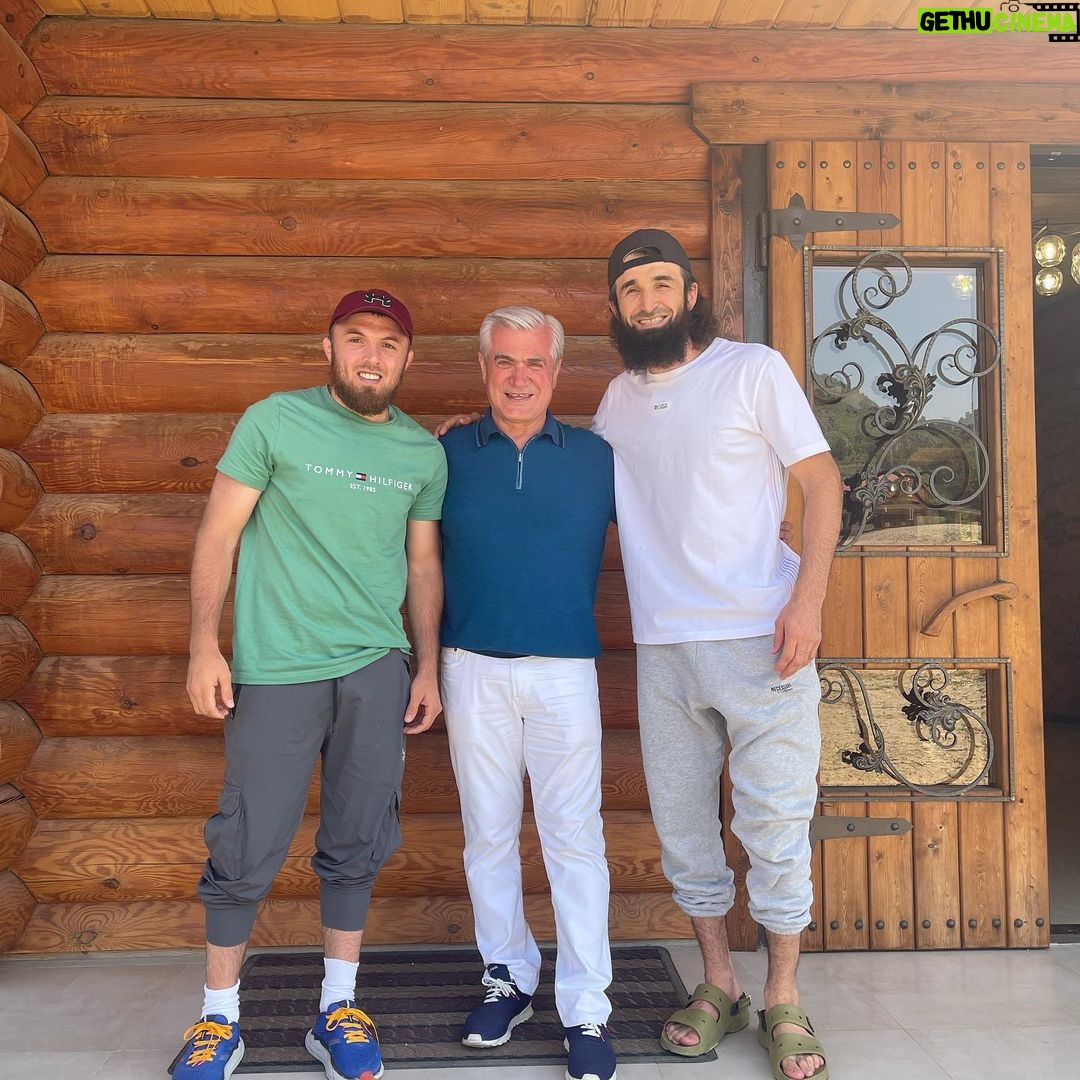 Zabit Magomedsharipov Instagram - Высоко в горах с Омаром Магомедовичем ⛰⛰⛰