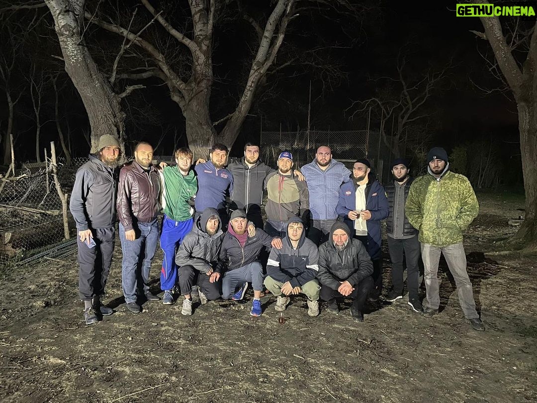 Zabit Magomedsharipov Instagram - Мои интернатовские братья. С одной тарелки кушали и за добавку рубились))) #5сторонсвета