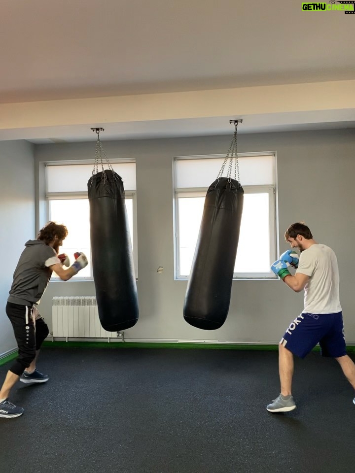 Zabit Magomedsharipov Instagram - @xamza.nametov подтверди, кто печень лучше пробивает 😁 @khasan_magomedsharipov