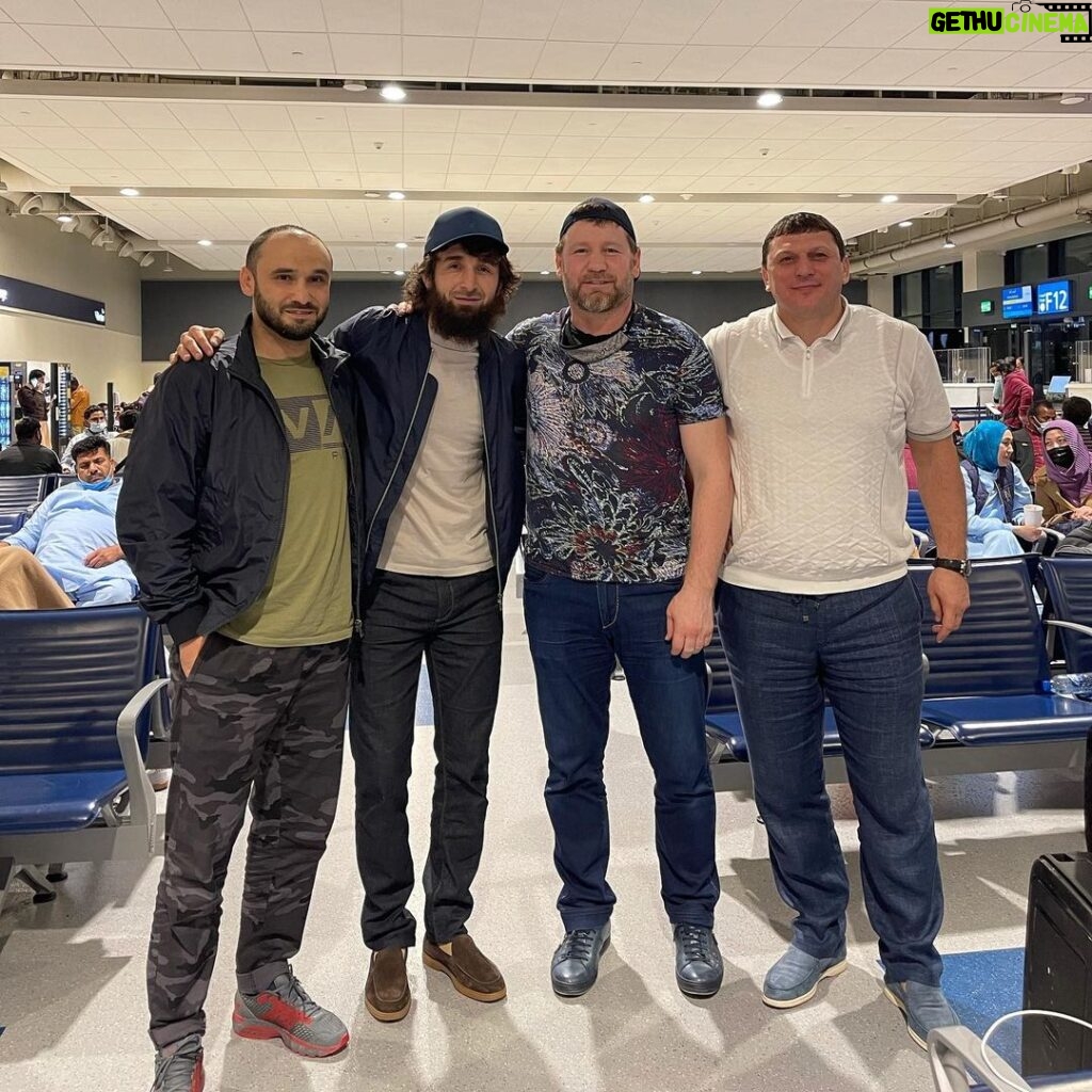 Zabit Magomedsharipov Instagram - Встреча с легендами спорта в аэропорту Дубаи