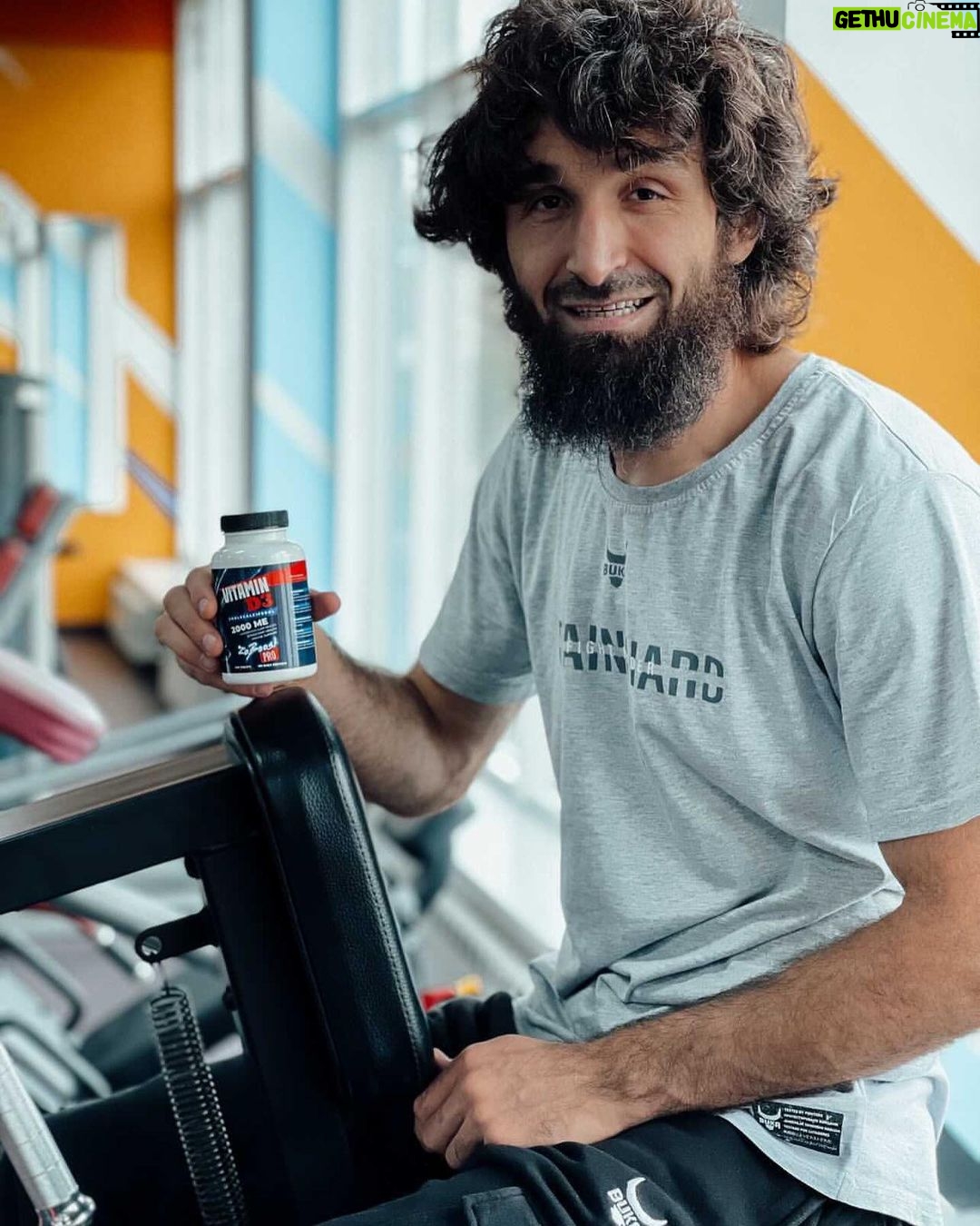 Zabit Magomedsharipov Instagram - Витамин Д3 настало твоё время😁 а у @zabeast.pro он максимально эффективный, так что все к ним 👌🏾