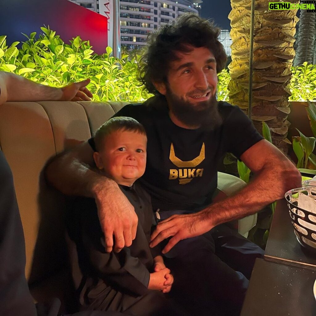 Zabit Magomedsharipov Instagram - Встретил звезду в Дубаи @hasbulla.hushetskiy 😁 держись братишка, популярность много сил отнимает.