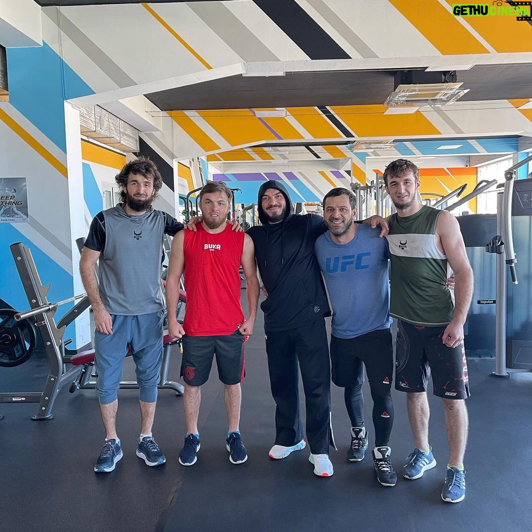 Zabit Magomedsharipov Instagram - Завтра в 7.00 в том же составе жду @_multipower_training_ @kurban_khalidov @magomedov_tiger @khasan_magomedsharipov @bukaboxing_ru @family__fitness