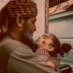 Zabit Magomedsharipov Instagram - Абу Хурайра сказал: Пророк (ﷺ) говорил: «Дети ваши – Райские бабочки, которые встретив своего родителя, или родителей, возьмут его за одежду, как я беру тебя за одежду, и не отпустят ее, пока Аллах не введет его родителя в Рай!»” См. Муслим 2635.