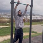 Zabit Magomedsharipov Instagram - Железо руками гну))) То ли турник слабый, то ли я слишком сильный стал))) @bukaboxing
