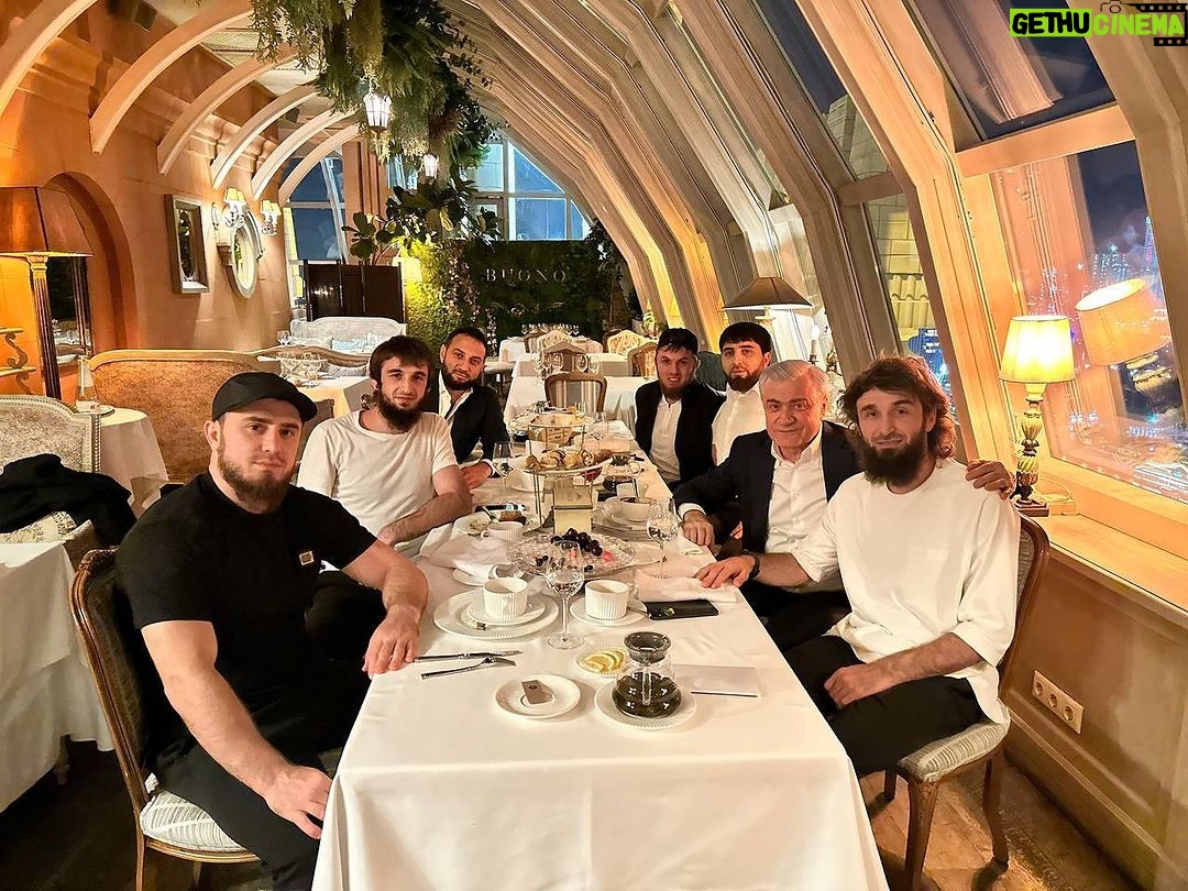 Zabit Magomedsharipov Instagram - В Москве с братьями📍