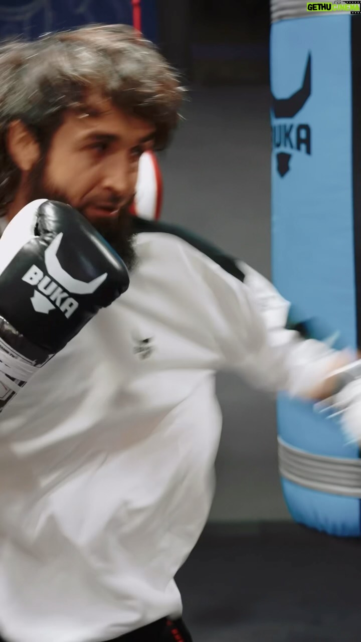 Zabit Magomedsharipov Instagram - At what stage does the sports career of a true champion come to an end? ↕️ @zabit_magomedsharipov В какой момент завершается спортивная карьера настоящего чемпиона? • #mondaymotivation #trainhard #gym #workout #bukateam #zabeast Buka Gym