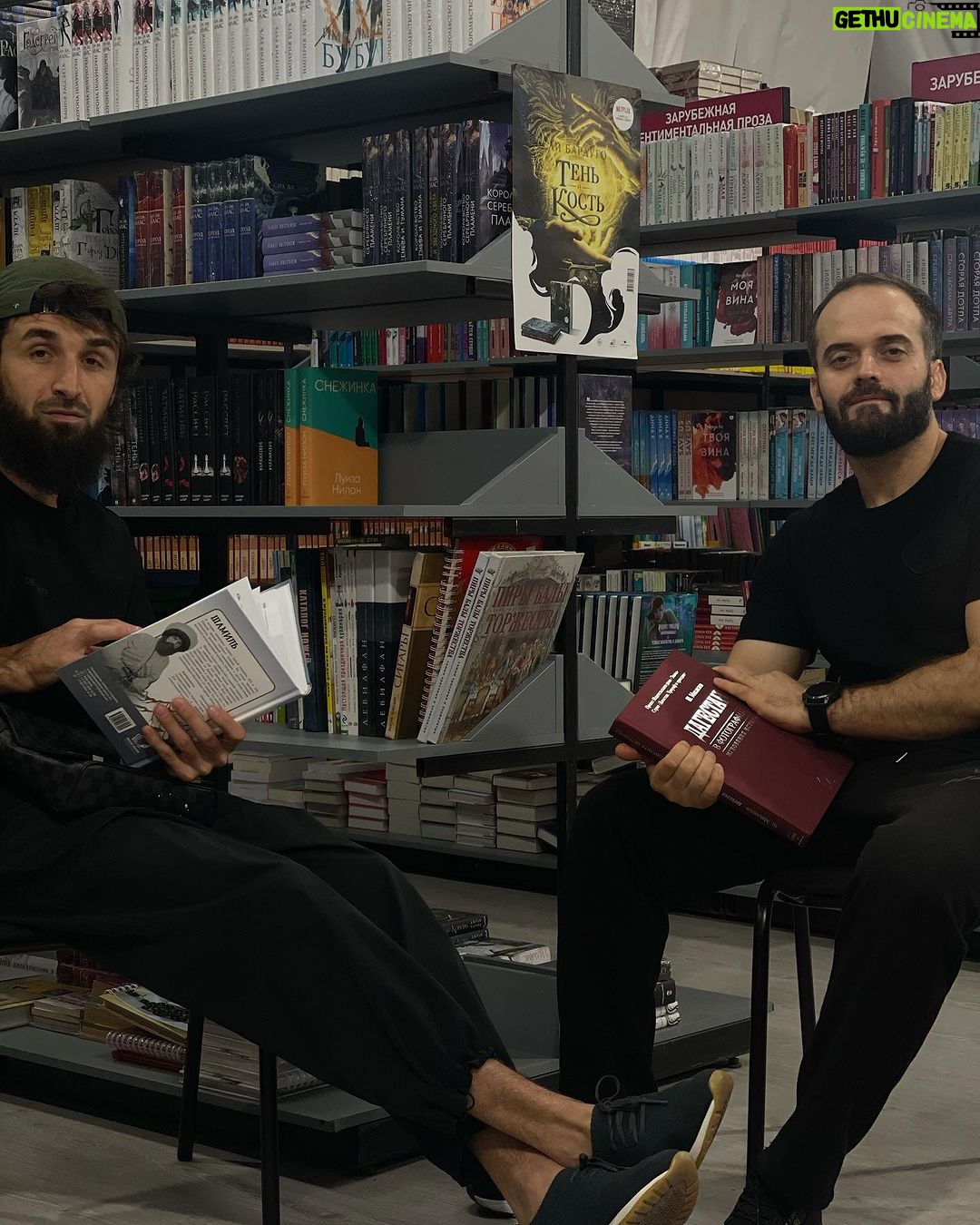Zabit Magomedsharipov Instagram - Книжный клуб с @guram_books